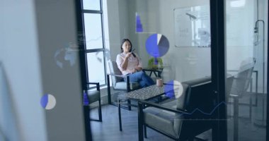 İş yerindeki kadın cam bölmenin yanında kalem tutuyor ve analiz için bilgi grafikleri gösteriyor. Profesyonel, veri görselleştirme, fütüristik, analitik, kurumsal, teknoloji, modern