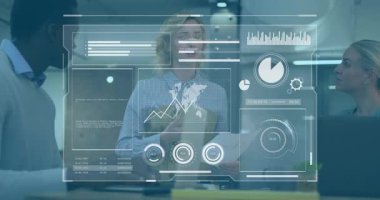 Çizgi grafik ve pasta grafiği iş verilerini açıklarken sunucu panele işaret ediyor. Teknoloji, analitik, yenilik, işbirliği, kurumsal, modern, veri görselleştirme