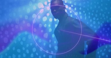 Sweatshirt giyen, el ele tutuşan, teknolojik arka planda neon şekiller gösteren bir adam. Soyut, hareketli, dijital, fütüristik, enerjik, koreografi, dalgın