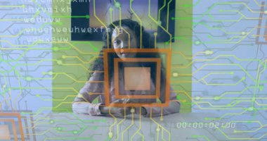 Masa başında oturan kadın teknik taramada bisiklet kodu ve zaman damgası ilerliyor. Gelecekçi, yenilikçi, teknoloji, siber güvenlik, dijital, soyut, profesyonel