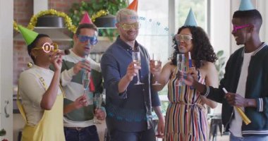 Yuvarlak tarayıcının çeşitli arkadaşlarla birlikte içki içtiği bir animasyon. Parti ve kutlama konsepti