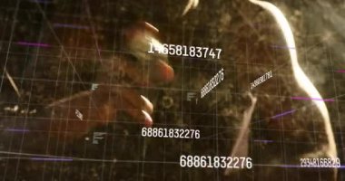 Teknoloji laboratuvarında metal başparmağa basan adam dijital ızgara taramalı yeşil sis yayıyor. Fütürist, teknoloji, yenilik, dijital, bilim, ambient, siber