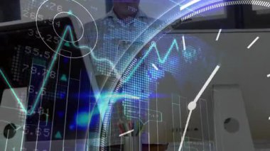 Veri analisti tableti tıklatıyor ve saat finans analizini canlandırırken bar tablosunun titremesine neden oluyor. Teknoloji, finans, analitik, dijital, kurumsal, yenilik, iş