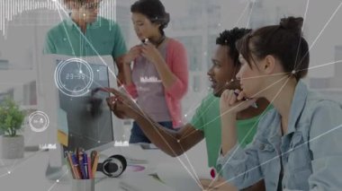 Yaratıcı erkek tasarımcı yaratıcı ofisteki meslektaşına bir şey gösteriyor. Animasyon siyah arkaplandaki çizgileri ve grafikleri gösterir.