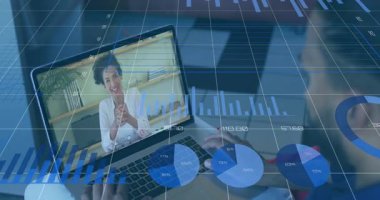 Dizüstü bilgisayardaki çeşitli iş adamlarının finansal veri işleme animasyonları. Küresel iş, finans, bilgisayar ve veri işleme kavramı dijital olarak oluşturulmuş video.