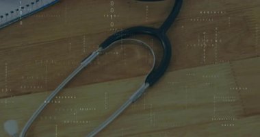 Tıp öğrencisi, steteskop boruları kayarken kareye girip not defterine notlar yazıyor. Sağlık, eğitim, profesyonellik, öğrenim, eğitim, klinik, belgeler