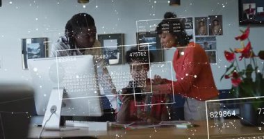 Stüdyoda fotoğrafçı, tasarımcı ve analist yapay zeka panelleri ile kompozisyonu analiz ediyor. Yaratıcı, işbirliği, teknoloji, yenilik, modern, analitik, görsel