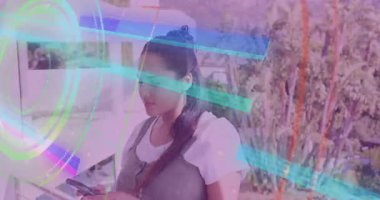 Telefonu kaydıran kadın neon şekillerin kaybolmasına, verandanın açığa çıkmasına, teknolojide mesajlar okumasına neden oluyor. Fütürist, enerjik, ambiyans, açık hava, gündelik, modern, boş zaman