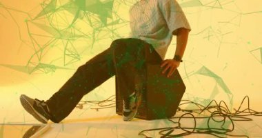 Stüdyoda modellik, hoparlörde çömelme ve ses tasarımında poligonal grafikleri aktifleştirme. Minimalist, dinamik, fütürist, eğlence, yenilik, hareket, teknoloji