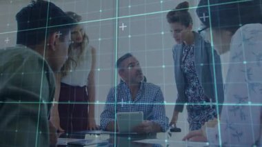 Oturan adam tableti tıkırdatıyor dijital ızgarayı yansıtıyor, iş arkadaşları iş görüşmelerinde notlar yazıyor. İşbirliği, takım çalışması, dijital, modern, profesyonel, analitik, iletişim