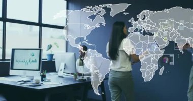 Ofiste işbirliği yapan takım, harita ekleyen kadın dünya haritasını başlatan kadın verileri analiz ediyor. İşbirliği, takım çalışması, dijital veri analizi, küresel bağlantı, modernleşme çalışma alanı, iş stratejisi