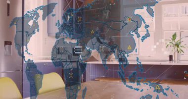 Olgun bir adam mutfak adasına eğilip dünya haritasındaki teknoloji uyarı simgelerini izlemek için telefon çalıyor. Teknoloji, iletişim, bağlantı, yenilik, dijital, analitik, modernite