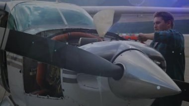 Teknisyenlerin uçak servisine başlaması için önce sıvı, sonra motor denetiminden önce huniye yağ dökmeleri gerekiyor. Havacılık, bakım, onarım, teknik, endüstriyel, profesyonellik, araç