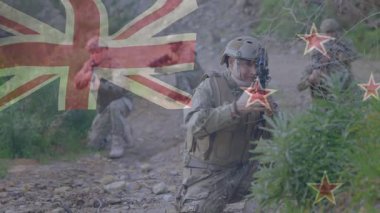 Öncü asker, şeffaf bayrak kaplamasının altında dereye doğru ilerleyen işaret mangası taraması yapıyor. Askeri, taktik, keşif, manga, kamuflaj, güvenlik, çatışma