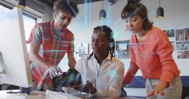 Tasarımcılar DSLR kamerasını ayarlıyor ve resimleri veri örtüsü ile incelemek için ekran transferini başlatıyorlar. İşbirliği, yenilik, teknoloji, yaratıcı, takım çalışması, dijital, çalışma alanı