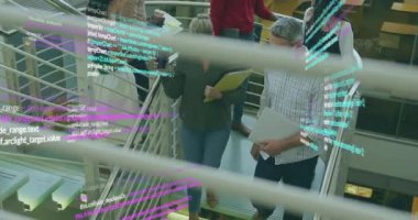 Animasyon kodlarıyla işbirliği yapan bir kadın belge alıyor ve merdivenlerden iniyor. İşbirliği, takım çalışması, modernlik, dijitalteknoloji, iş birliği, profesyonel, kurumsal