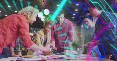 Masa kapma işaretleyicisinde toplanan takım rafine iş haritası üzerinde veri örtüşüyor. İşbirliği, veri analizi, beyin fırtınası, takım çalışması, modern ofis, yaratıcı süreç, görsel planlama