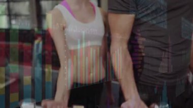 Animasyon rehberliği eşleri spor salonundaki izleme performanslarında biseptik kıvrımlar yapıyorlar. Spor, güç, egzersiz, eğitim, analitik, performans, motivasyon