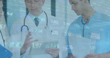 Hastane resepsiyonunda bir tıbbi ekip birlikte duruyor. Tıp sağlığı ekonomisi ve teknoloji kavramı.