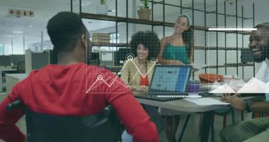 İş toplantılarında iş arkadaşları dizüstü bilgisayar açıyor, harita üzerinden veri kaydırma çizgisini bölgeden bölgeye geziyor. İşbirliği, takım çalışması, yenilik, analitik, çeşitlilik, teknoloji, modern