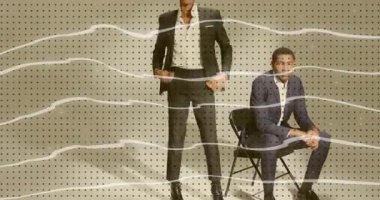 Erkek mankenler ceketleri ayarlıyor, moda çekimlerinde poz veriyor, tarama çizgileri çiziyor, kıyafetleri parlaklaştırıyor. Profesyonel, editör, çağdaş, gösterişli, şık, kendinden emin, minimalist