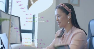 Kod yüklendikten sonra yazılım mühendisi kameraya gülümsemeden önce ekranı tarıyor. Teknoloji, yenilik, profesyonel, çalışma alanı, konsantrasyon, modern, dijital