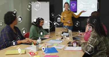 Uygulama arayüzü tanıtımına doğru hareket eden ve teknoloji toplantısı sırasında altıgen simgeleri etkinleştiren sunucu. İşbirliği, takım çalışması, yenilik, modern, profesyonel, beyin fırtınası, dijital