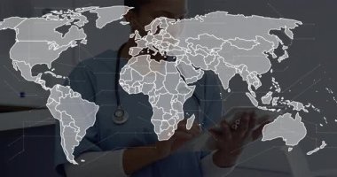 Klinik tıkırtı tableti dünya haritası sağlık analizi için bölgeleri birbirine bağlayan sınır ve kümeleri gösteriyor. Tıbbi, teknoloji, veri, dijital, küresel, profesyonel, analiz