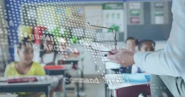 Öğretmen gözlükleri kaldırıyor ve kodlama eğitimi gösterisi için holografik haritayı etkinleştiriyor. Eğitim, teknoloji, yenilik, dijital, öğrenme, sınıf, fütüristik