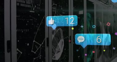 Bilgisayar sunucuları üzerinden sosyal medya veri işleme animasyonu. Küresel sosyal medya, bağlantılar, bulut hesaplama ve veri işleme kavramı dijital olarak oluşturulmuş video.