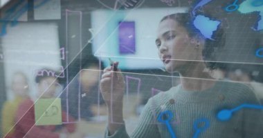 Sunucu tıkırdatma düğümü dünya haritasını etkinleştiriyor ve açık tahtada çubuklar çiziyor. İşbirliği, yenilik, analitik, modern, takım çalışması, strateji, dijital