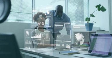 Dizüstü bilgisayarda yazan bir analist, holografik çizelgelere ve iş raporlarına bakan bir yönetici. İşbirliği, akıl hocalığı, yenilik, dijital, profesyonel, takım çalışması, modern