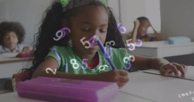 Kod, sınıf arkadaşlarının gözlemlediği çocuk yazıları etrafında uçuşan mor sayılar başlatıyor. Eğitim, teknoloji, konsantrasyon, yaratıcılık, işbirliği, gençlik, okur yazarlık