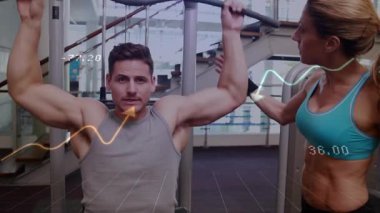 Erkek müşteri, traktörü aşağı çekiyor ve animasyon fitness ölçümlerini indiriyor. Sağlık, güç, eğitim, biyomekanik, performans, fitness, egzersiz