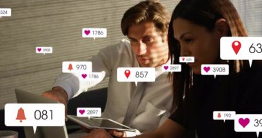 Pazarlama ekibi verileri analiz ediyor. Animasyon sayaçları yükseliyor ve azalıyor. Şifre 968 ve kalp 5120. İşbirliği, analitik, veri, teknoloji, ofis, strateji, büyüme