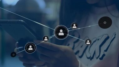 Dokunmatik ekranı kaydıran ve parlayan kullanıcı simgeleri üreten kadın teknoloji ağına bağlanıyor. Bağlantı, dijital, arayüz, iletişim, teknoloji, ağ oluşturma, modern