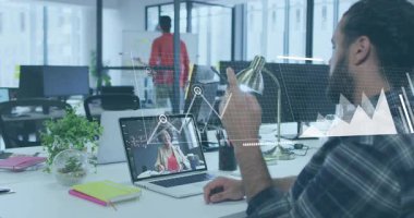 Meslektaş hareketi, uzaktaki finans çağrısında veri toplayan bir adam olarak yüzen grafikler başlatıyor. İşbirliği, analitik, dijital, fütüristik, profesyonel, yenilik, takım çalışması