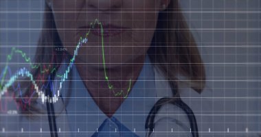 Doktor, dijital laboratuvarda stetoskop ve ızgara kaplamalı beyaz önlük giyip çizgi çizelgelerini analiz ediyor. Tıbbi, analitik, profesyonel, dijital, sağlık, yenilik, görselleştirme