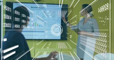 Sunucu tıkırdatma tableti ve çeyrek rapora işaret ederken AR örtüleri oluşturuluyor. Gelecek, işbirliği, analitik, yenilik, dijital, teknoloji, girişim