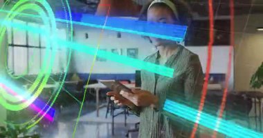 Kadın birlikte çalışma odasında tablet kaydırıyor, verileri canlı halka ok kübleriyle görselleştiriyor. Teknoloji, yenilik, işbirliği, fütüristik, profesyonellik, çalışma alanı, dijital