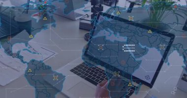 Klavyeye dokunan iş analisti dünya haritası seçen veri hizalayan düğümler bildiren rapor seçen. Teknoloji, veri, dijital, bağlantı, analitik, yenilik, iş