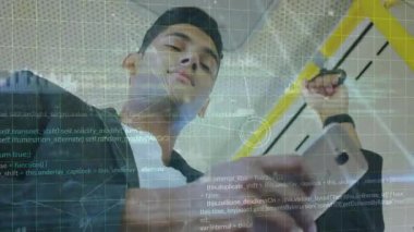 Otobüste bir adam telefonunu kullanıyor. Veri işleniyor ve küresel bağlantılar kuruluyor.