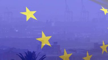 AB bayrağının sol kenarı sisli kıyı limanı ufuk çizgisinin üzerinde dalgalanan dalgalanmalar birliği gösteriyor. Vatanseverlik, küreselleşme, kurumsal, kentsel, sembolik, modern, ekonomik