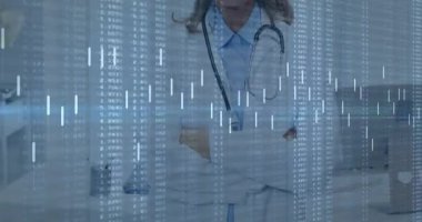 Kıdemli kadın doktor kollarını indirip gülümserken animasyon çubukları sağlık ölçülerini haritalamaya başlıyor. Sağlık, analitik, fütüristik, profesyonellik, yenilik, tanı