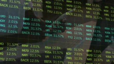 Takım elbiseli adam akıllı telefonları dinliyor. Finans saatlerini güncelliyor ve şeffaf ekranda portföy gösteriyor. Teknoloji, veri, analitik, yenilik, iş dünyası, şirket, modern