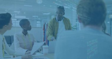 Ekip üyesi iş toplantısına başlamak için ayağa kalkıyor. İç görüleri gösteren çizelgeler hazırlıyor, meslektaşları kafa sallıyor. İşbirliği, sunum, analitik, takım çalışması, kurumsal, veri görselleştirme, profesyonel