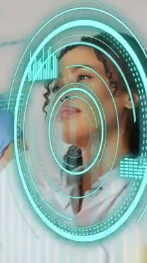 Test tüpleriyle kadın doktor üzerinde veri işleme animasyonu. Küresel tıp ve dijital arayüz kavramı dijital olarak oluşturulmuş video.