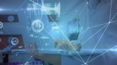 Laboratuar araştırmacısı, veri aktarımı ile analiz için bağlanan verileri tüpler üzerinde tarıyor. Biyoteknoloji, yenilik, dijital, bilim, analiz, teknoloji, işbirliği