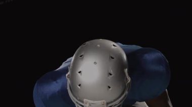 Teknoloji kodu çömelmiş bir futbolcunun etrafında beliriyor ve kafasını eğik bir pozisyona sokuyor. Siber güvenlik, yenilik, dijital, teknoloji, atlet, fütüristik, performans