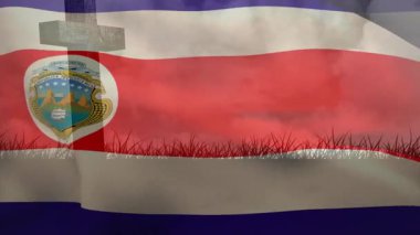 Ani fırtına Kosta Rika bayrağını yakalıyor, çapraz dalgalanan üç renkli dalgalar, çimenler, sürüklenen bulutlar. Vatanseverlik, açık hava, doğa, hareket, dinginlik, minimalizm, sembolizm